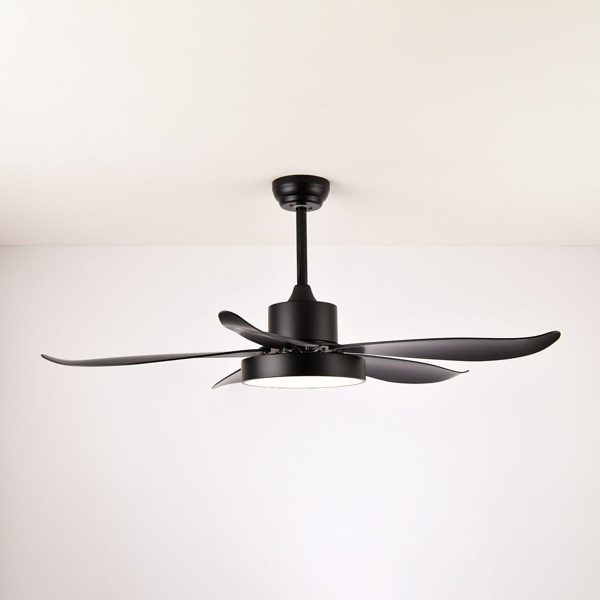 Ventilador de techo con luz Planeo en un salón moderno – imagen 19