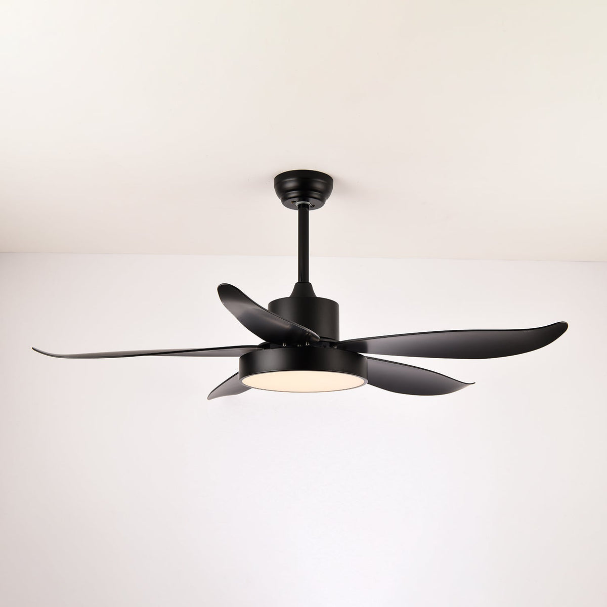 Ventilador de techo con luz Planeo en un salón moderno – imagen 10
