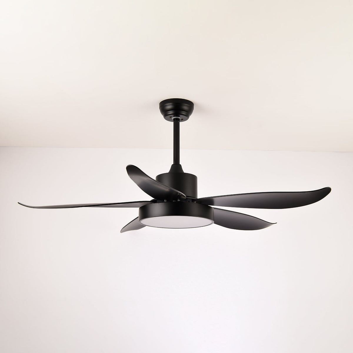 Ventilador de techo con luz Planeo en un salón moderno – imagen 11