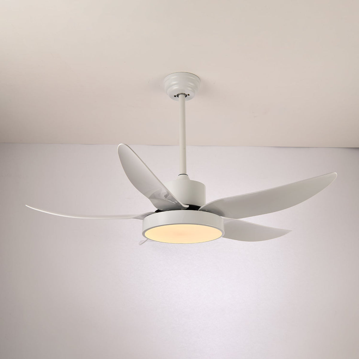 Ventilador de techo con luz Planeo en un salón moderno – imagen 13