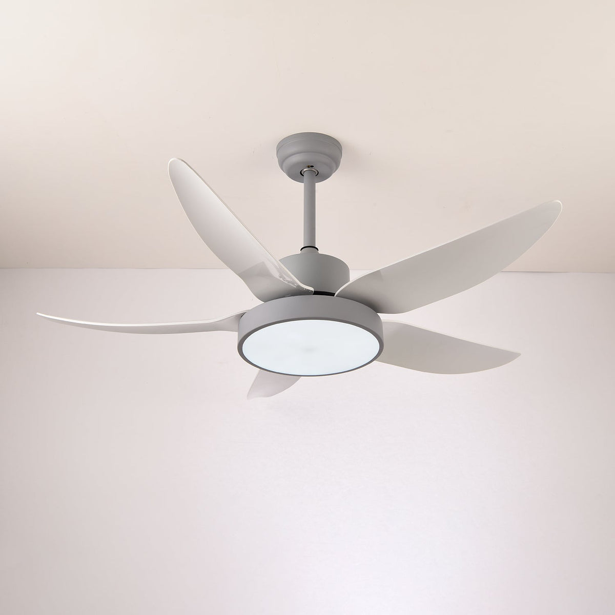 Ventilador de techo con luz Planeo en un salón moderno – imagen 17