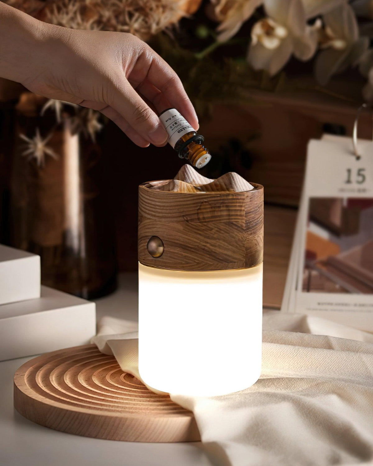 Lámpara de mesa recargable de madera Candira sobre una mesa auxiliar – imagen 11