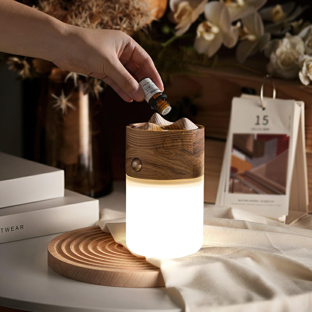 Lámpara de mesa recargable de madera Candira sobre una mesa auxiliar – imagen 4
