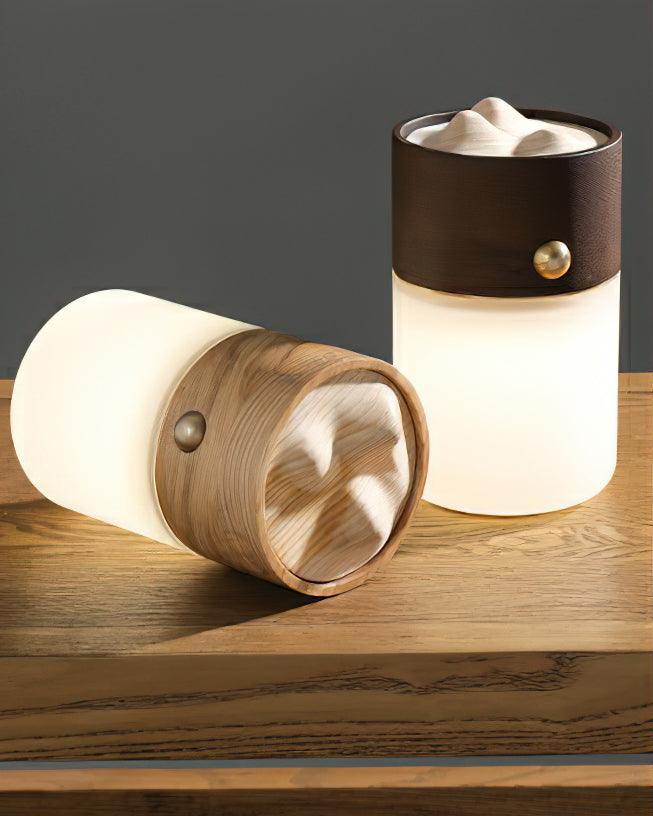 Lámpara de mesa recargable de madera Candira sobre una mesa auxiliar – imagen 7