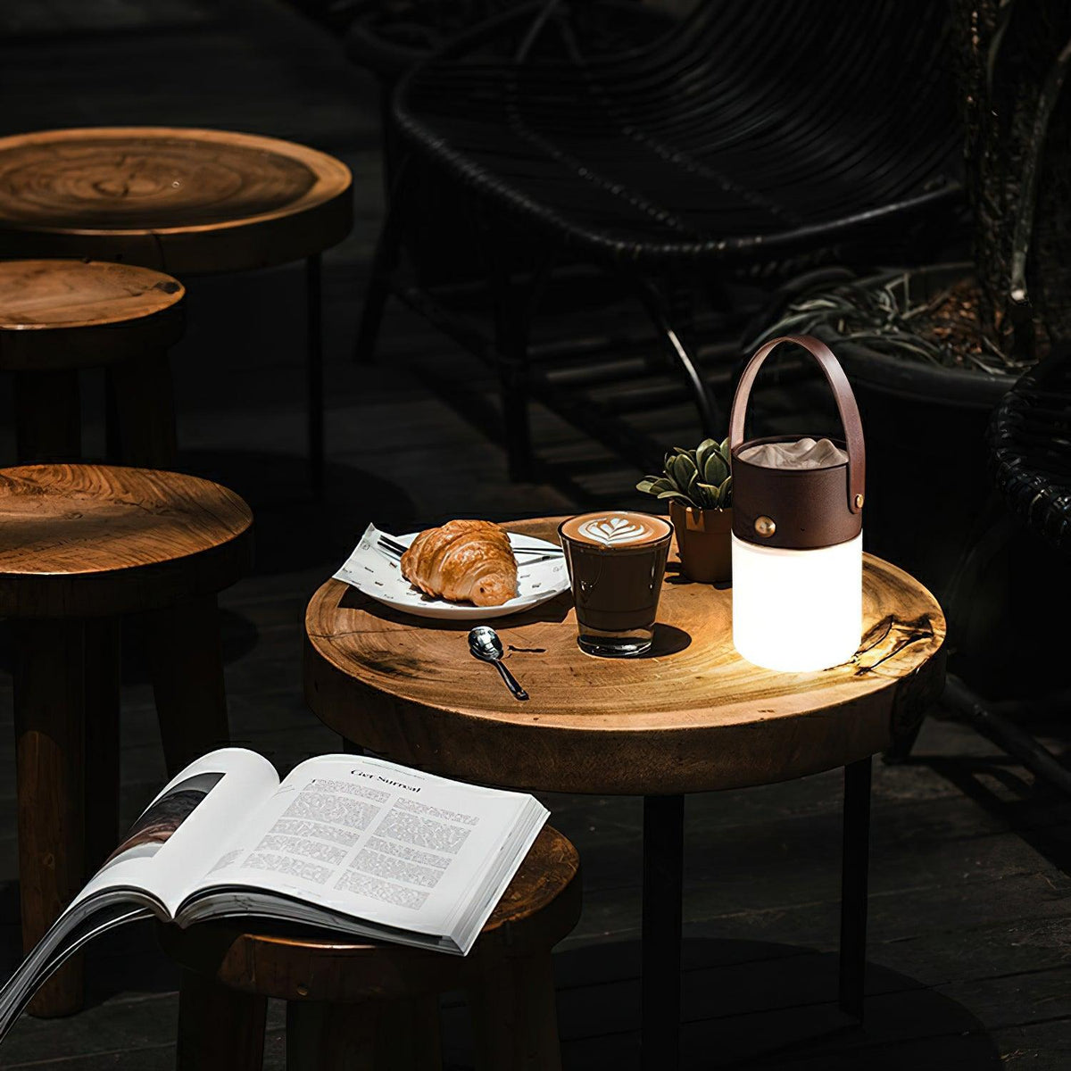 Lámpara de mesa recargable de madera Candira sobre una mesa auxiliar – imagen 2