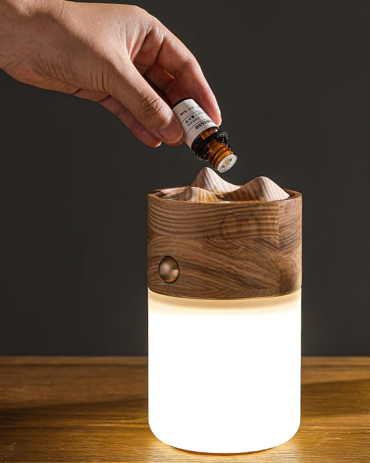 Lámpara de mesa recargable de madera Candira sobre una mesa auxiliar – imagen 9