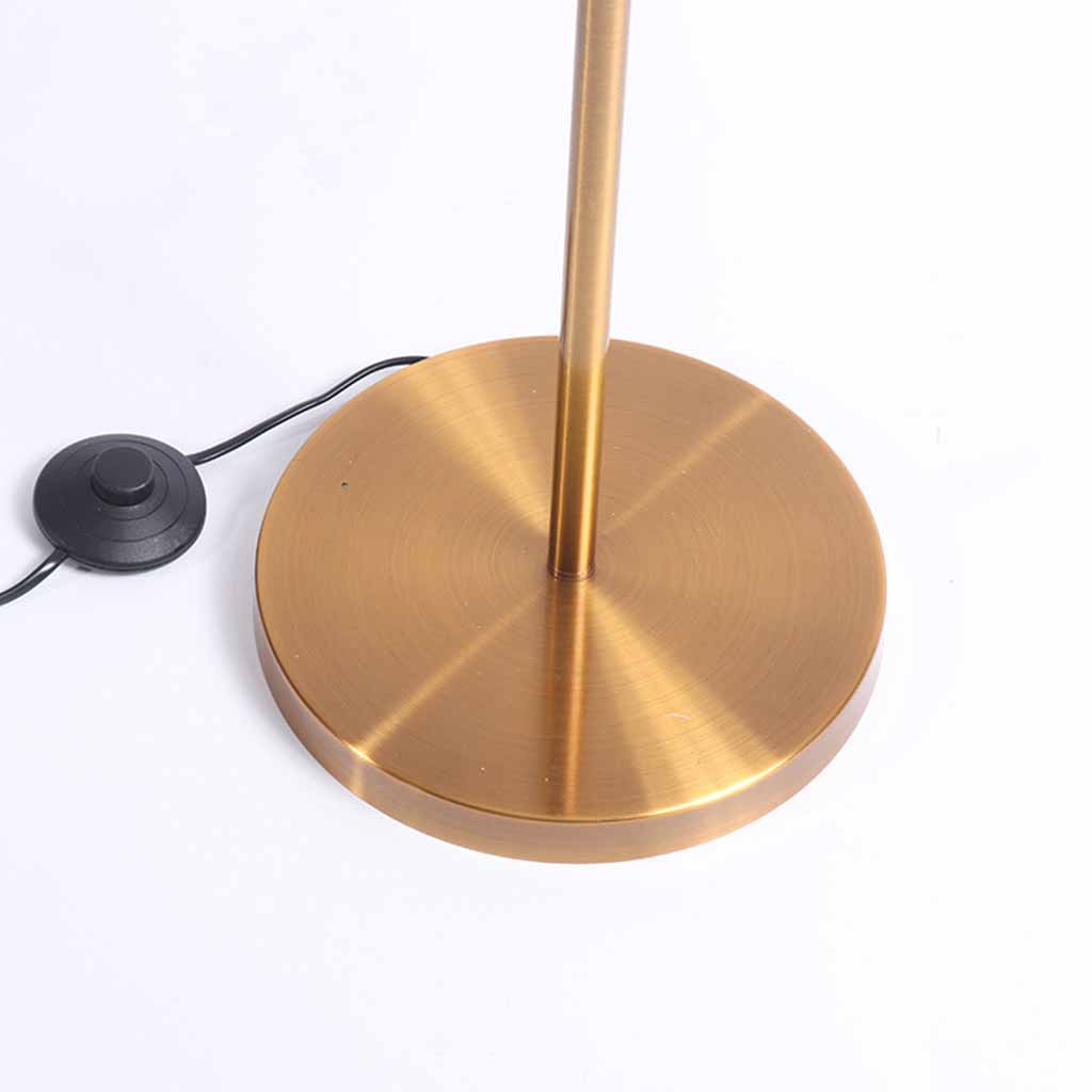 Lámpara de pie de plumas Truzela – detalle de la base dorada con interruptor de pie