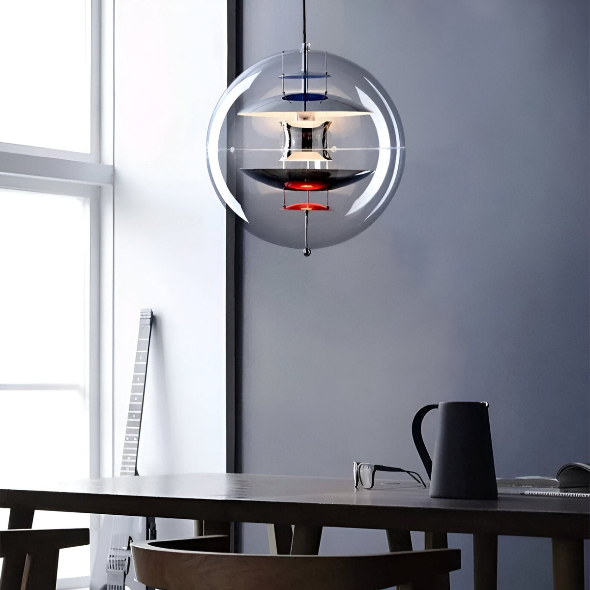 Lámpara colgante esfera de acrílico Globera sobre una mesa de comedor – imagen 6