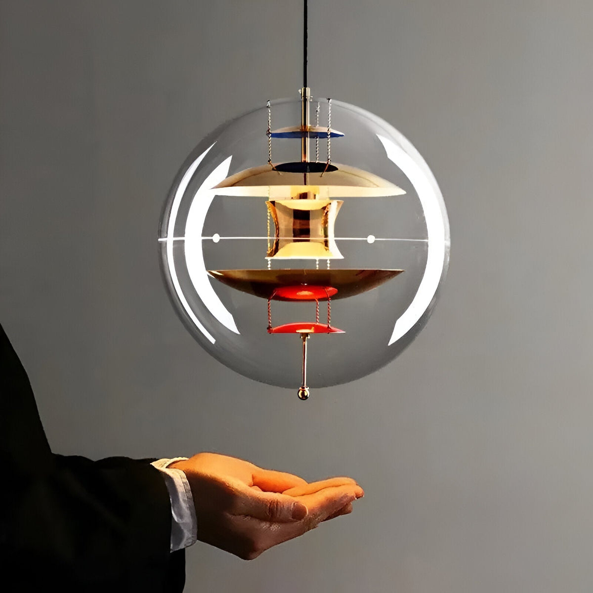 Lámpara colgante esfera de acrílico Globera sobre una mesa de comedor – imagen 7