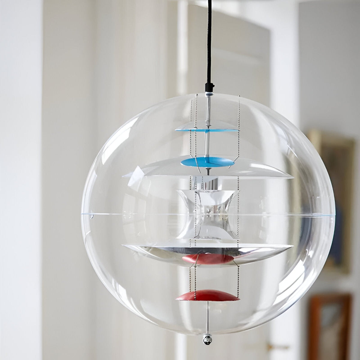 Lámpara colgante esfera de acrílico Globera sobre una mesa de comedor – imagen 8