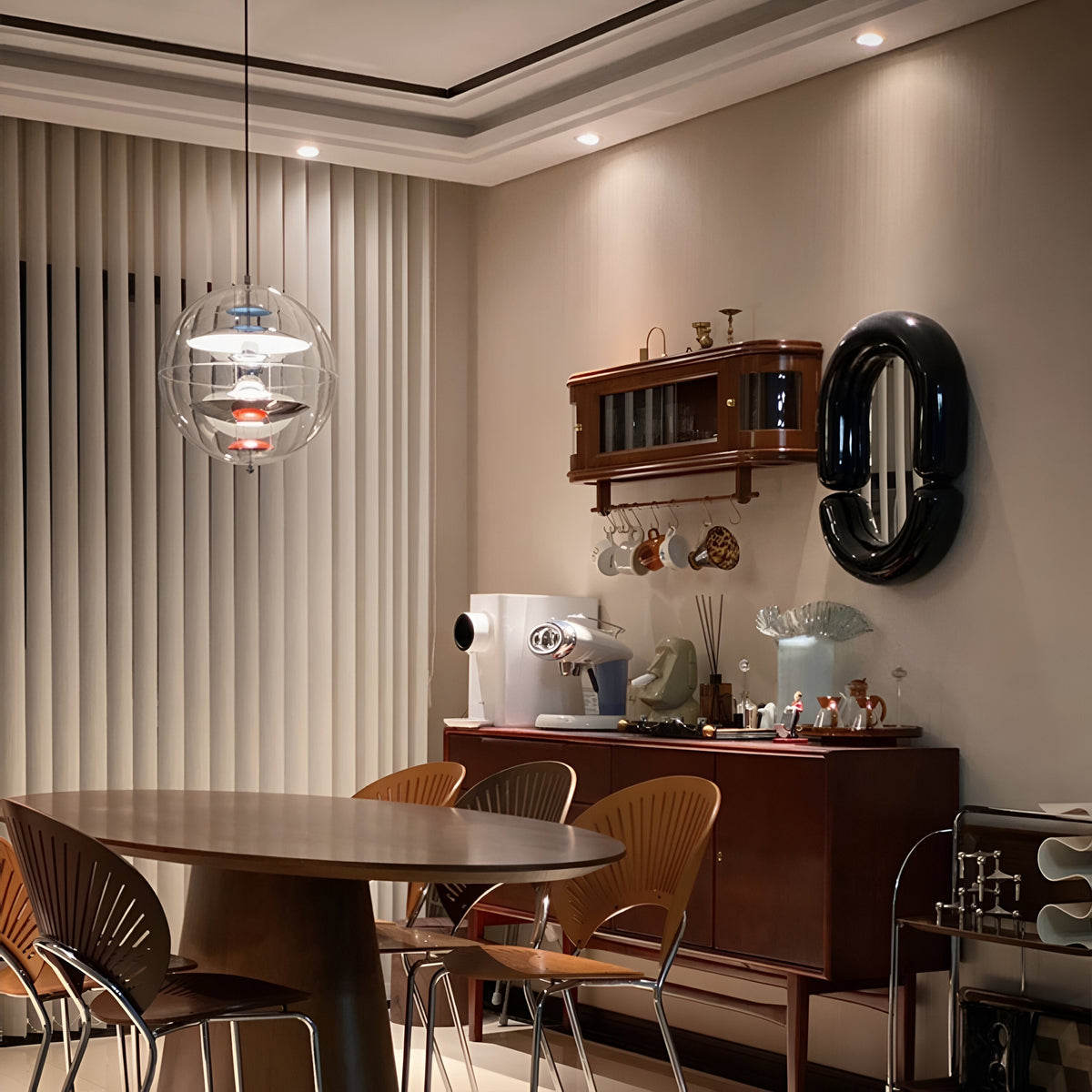 Lámpara colgante esfera de acrílico Globera sobre una mesa de comedor – imagen 3