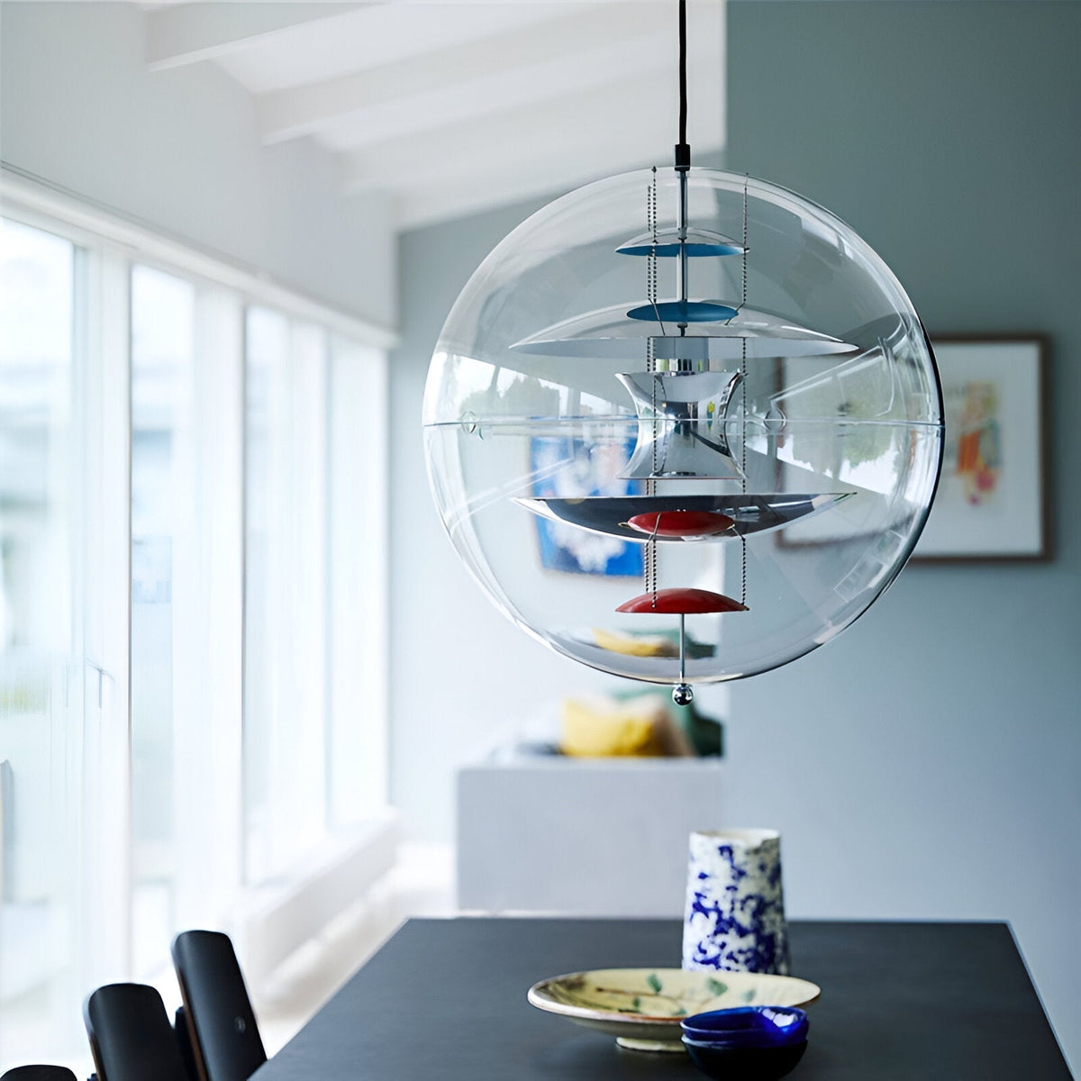Lámpara colgante esfera de acrílico Globera sobre una mesa de comedor – imagen 4