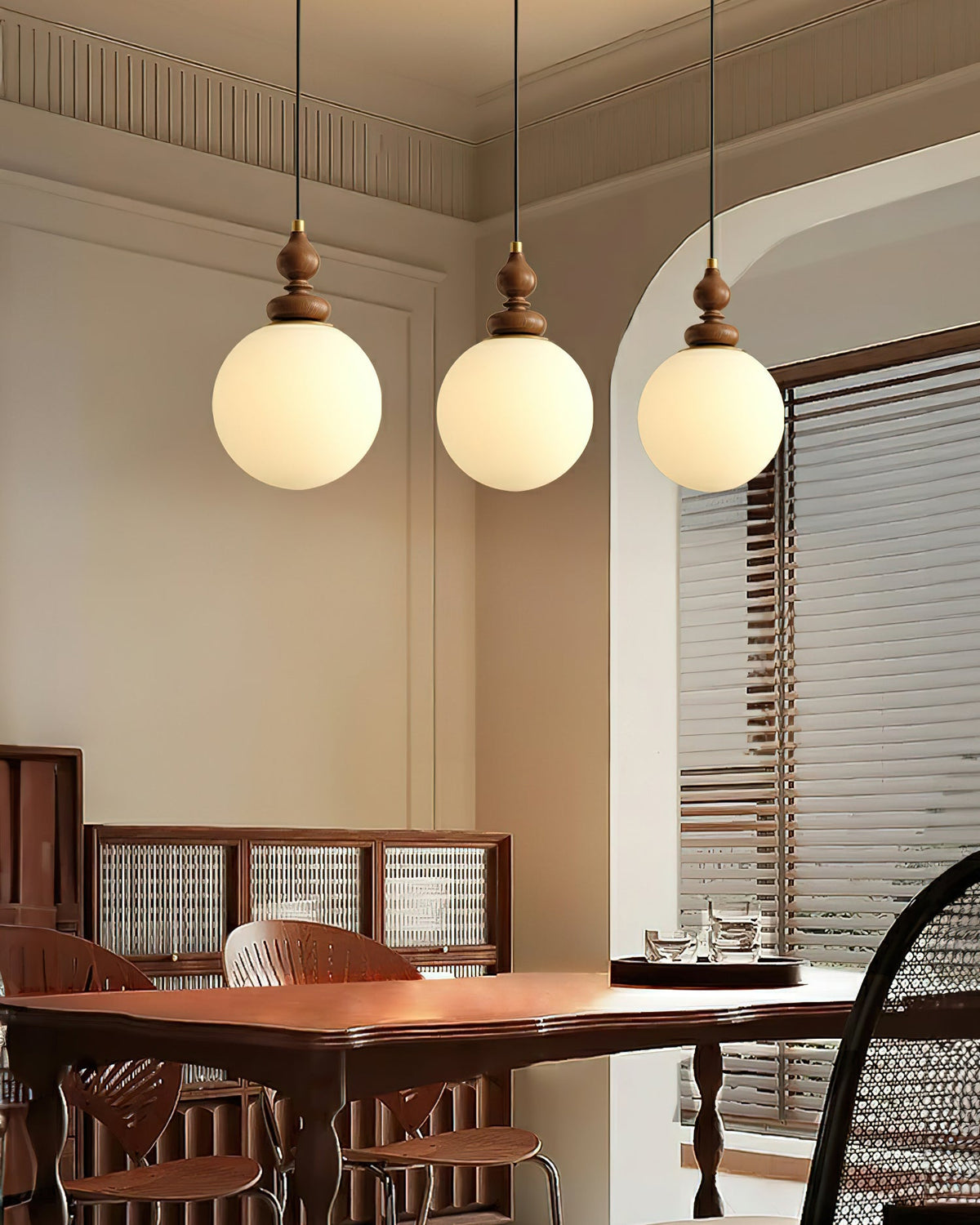 Lámpara colgante nórdica de nogal Castaña sobre una mesa de comedor – imagen 7
