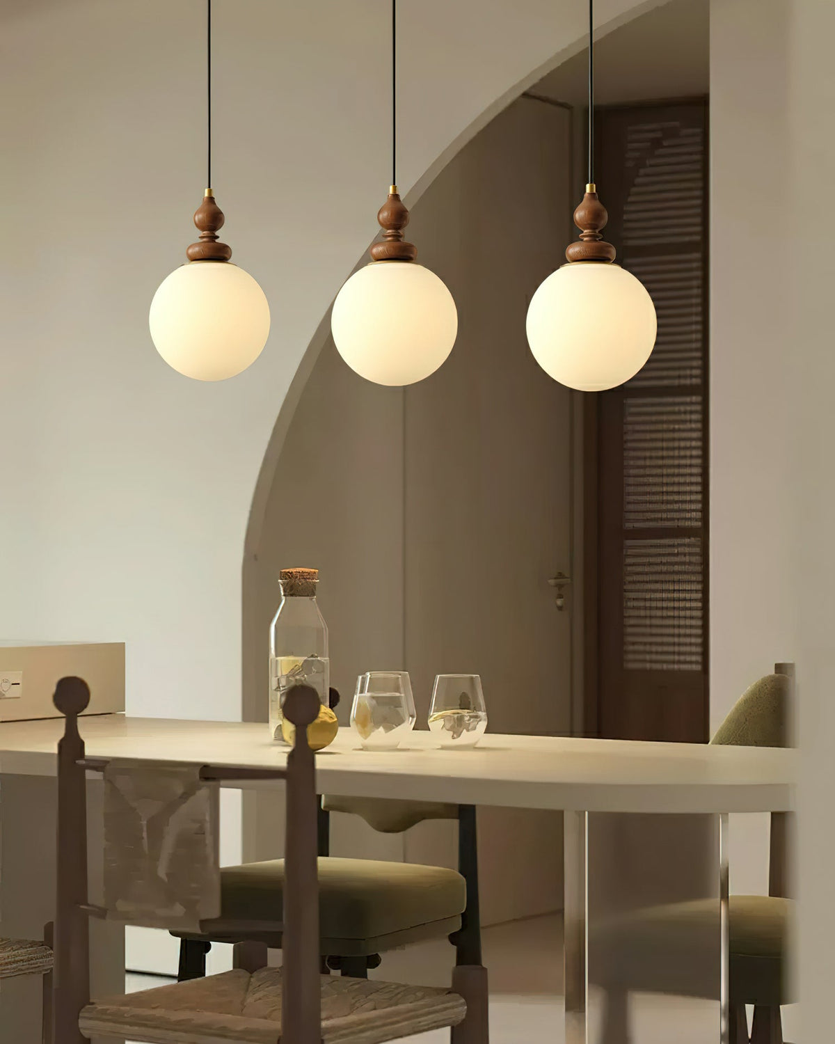 Lámpara colgante nórdica de nogal Castaña sobre una mesa de comedor – imagen 8