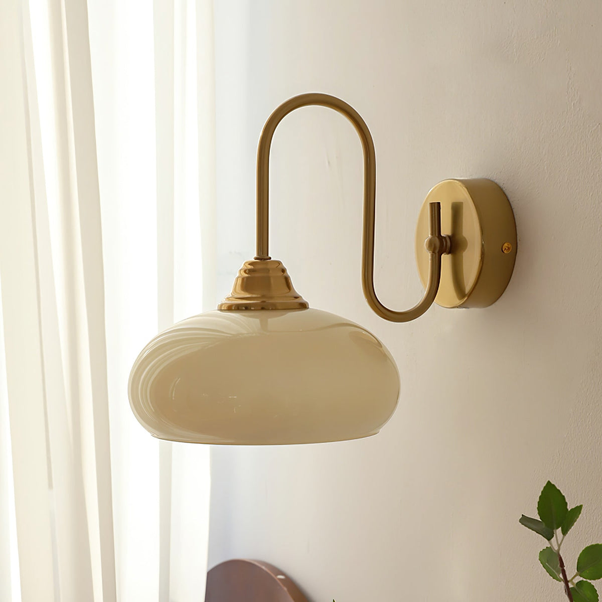 Aplique de pared de cristal Pomela en un dormitorio acogedor – imagen 16