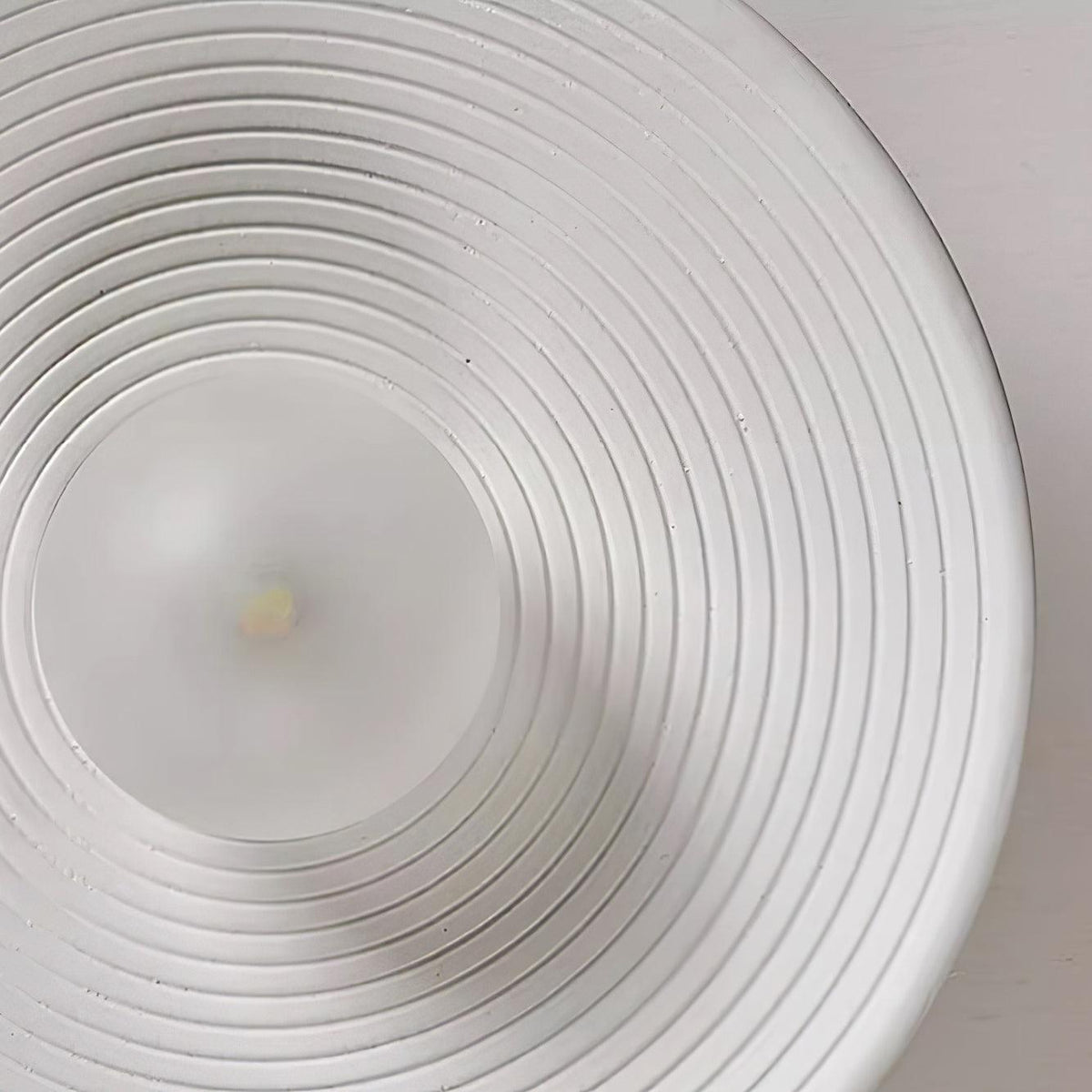 Plafón de exterior Ibelia – detalle del relieve de anillos en blanco