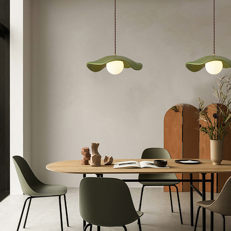 Lámpara colgante de resina Capelia sobre una mesa de comedor – imagen 8