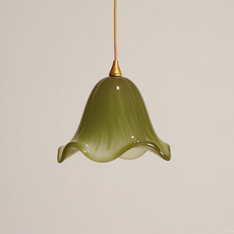 Lámpara colgante de cristal verde Dalira en un dormitorio de estilo romántico – imagen 2
