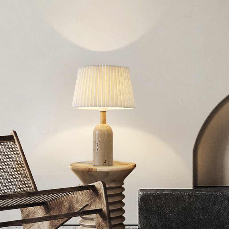 Lámpara de mesa Jatrava de travertino en un dormitorio sereno – imagen 4