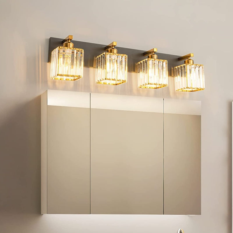 Aplique de pared para espejo con cristal Pirsela – 4 luces sobre un armario de baño