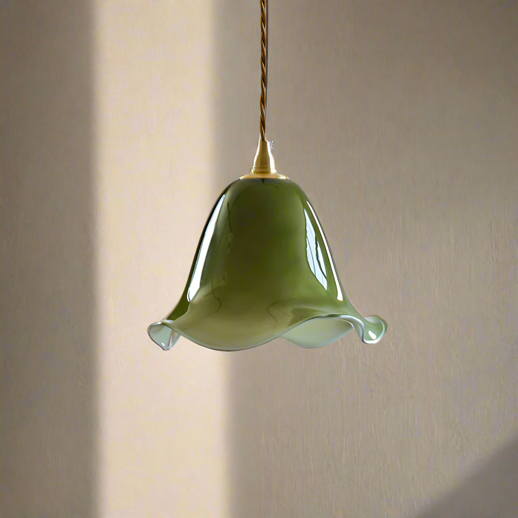 Lámpara colgante de cristal verde Dalira en un dormitorio de estilo romántico – imagen 3