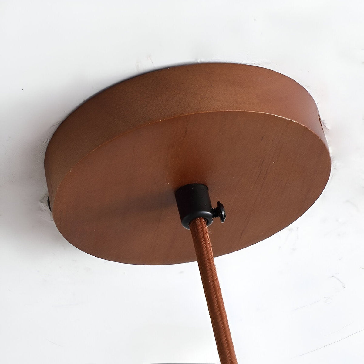 Lámpara colgante de travertino Donela – detalle del florón