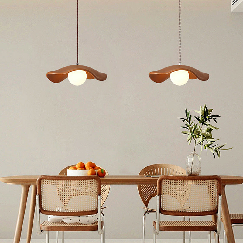 Lámpara colgante de resina Capelia sobre una mesa de comedor – imagen 9