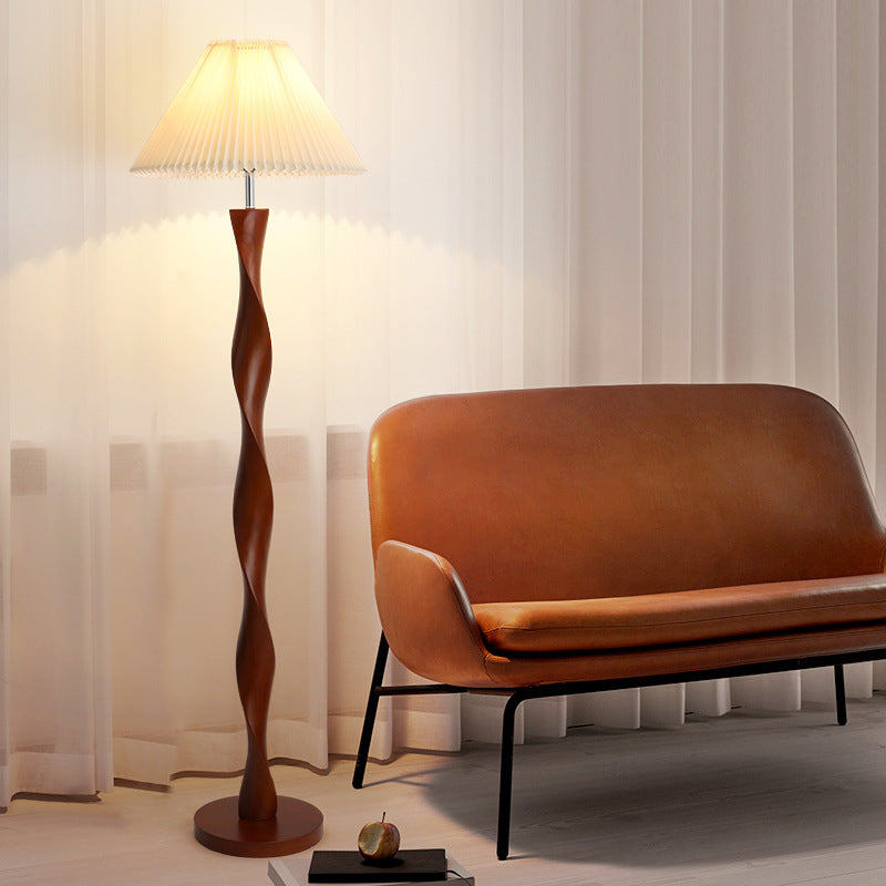Lámpara de pie de madera torneada nogal Vandira en un salón de estilo japandi – imagen 4