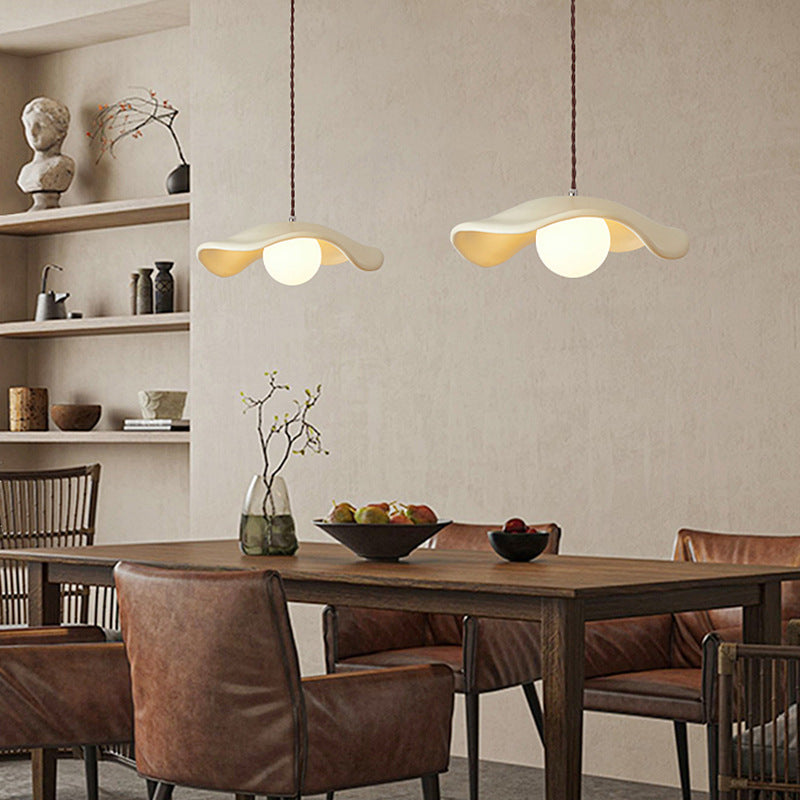 Lámpara colgante de resina Capelia sobre una mesa de comedor – imagen 10