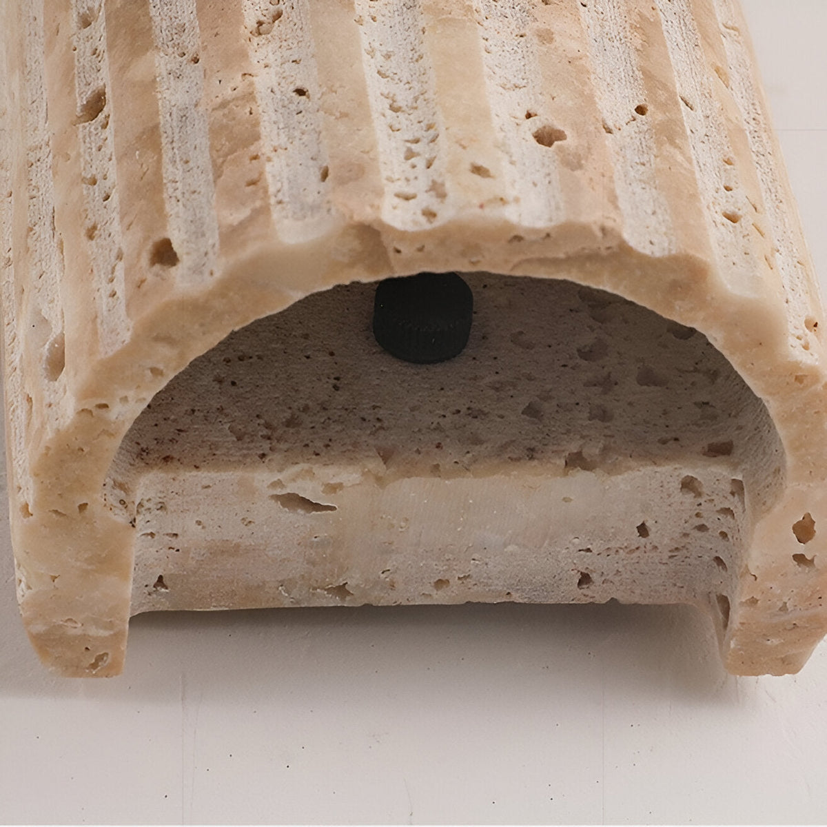 Aplique de pared de travertino Ilmena – detalle del interior de piedra