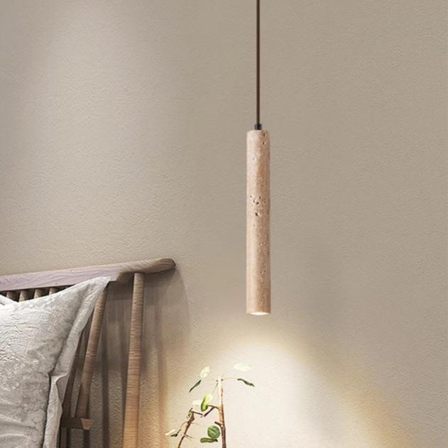 Lámpara colgante de travertino Cañalita – junto a un cabecero de madera