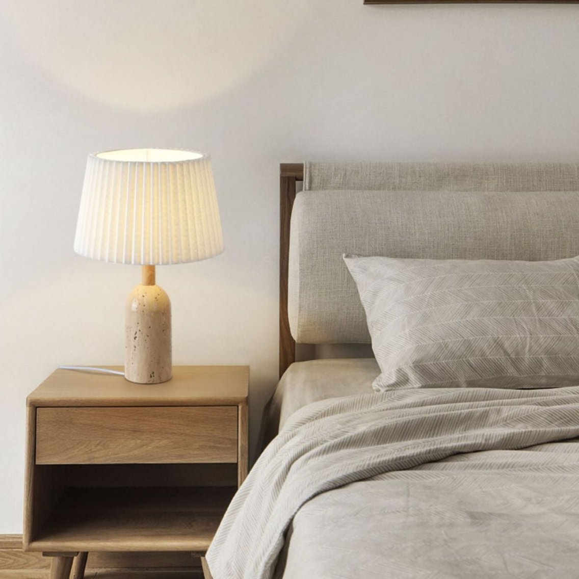 Lámpara de mesa Jatrava de travertino en un dormitorio sereno – imagen 11