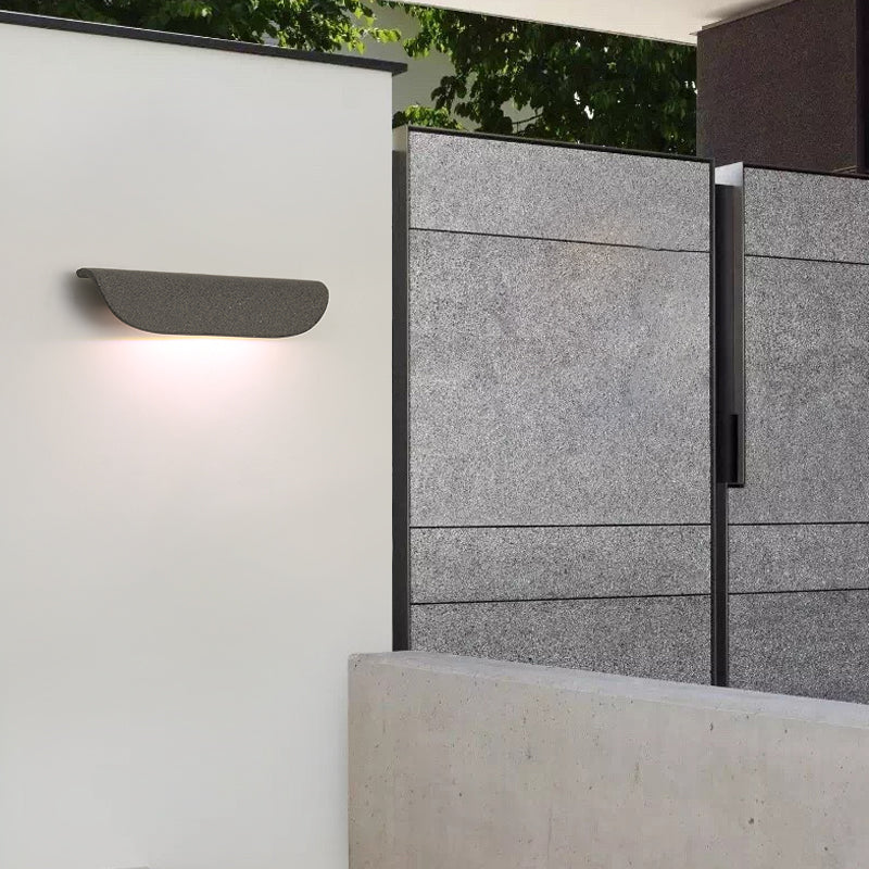 Aplique de pared exterior Ilsura – negro junto a una puerta de entrada
