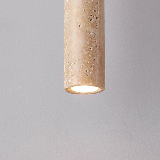Lámpara colgante de travertino Cañalita – detalle de la luz hacia abajo