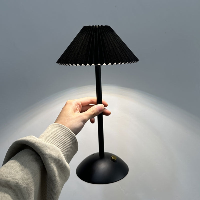 Lámpara de mesa recargable Delisa con pantalla plisada – negro