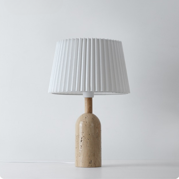Lámpara de mesa Jatrava de travertino en un dormitorio sereno – imagen 9