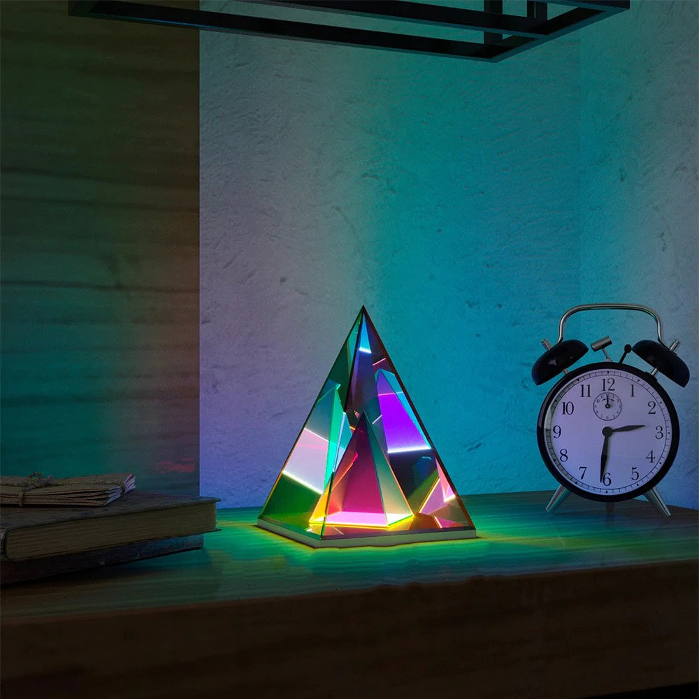 Lámpara de mesa LED pirámide Brismal en un salón de noche – imagen 3