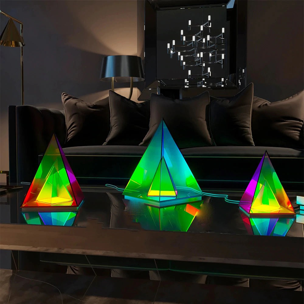 Lámpara de mesa LED pirámide Brismal en un salón de noche – imagen 4