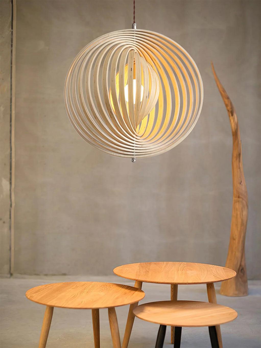 Lámpara colgante esfera de láminas de madera Aluma sobre una mesa de comedor – imagen 8