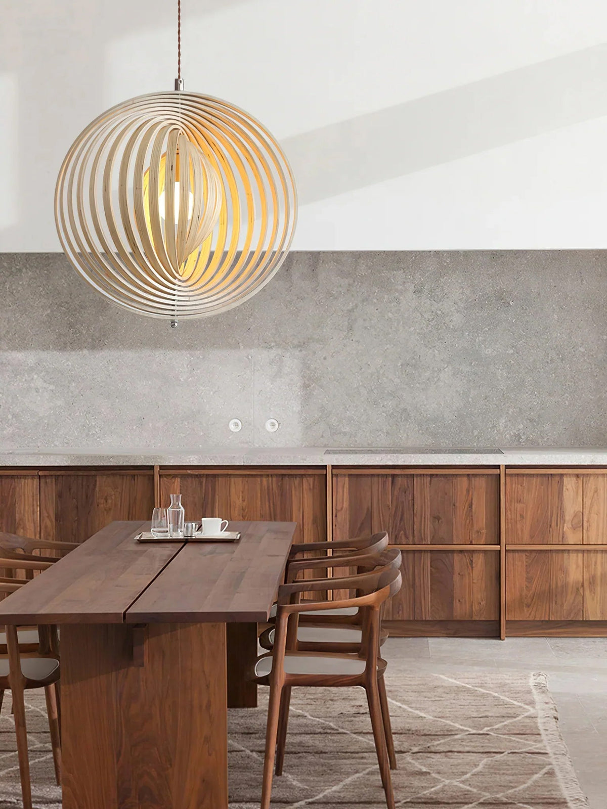 Lámpara colgante esfera de láminas de madera Aluma sobre una mesa de comedor – imagen 4