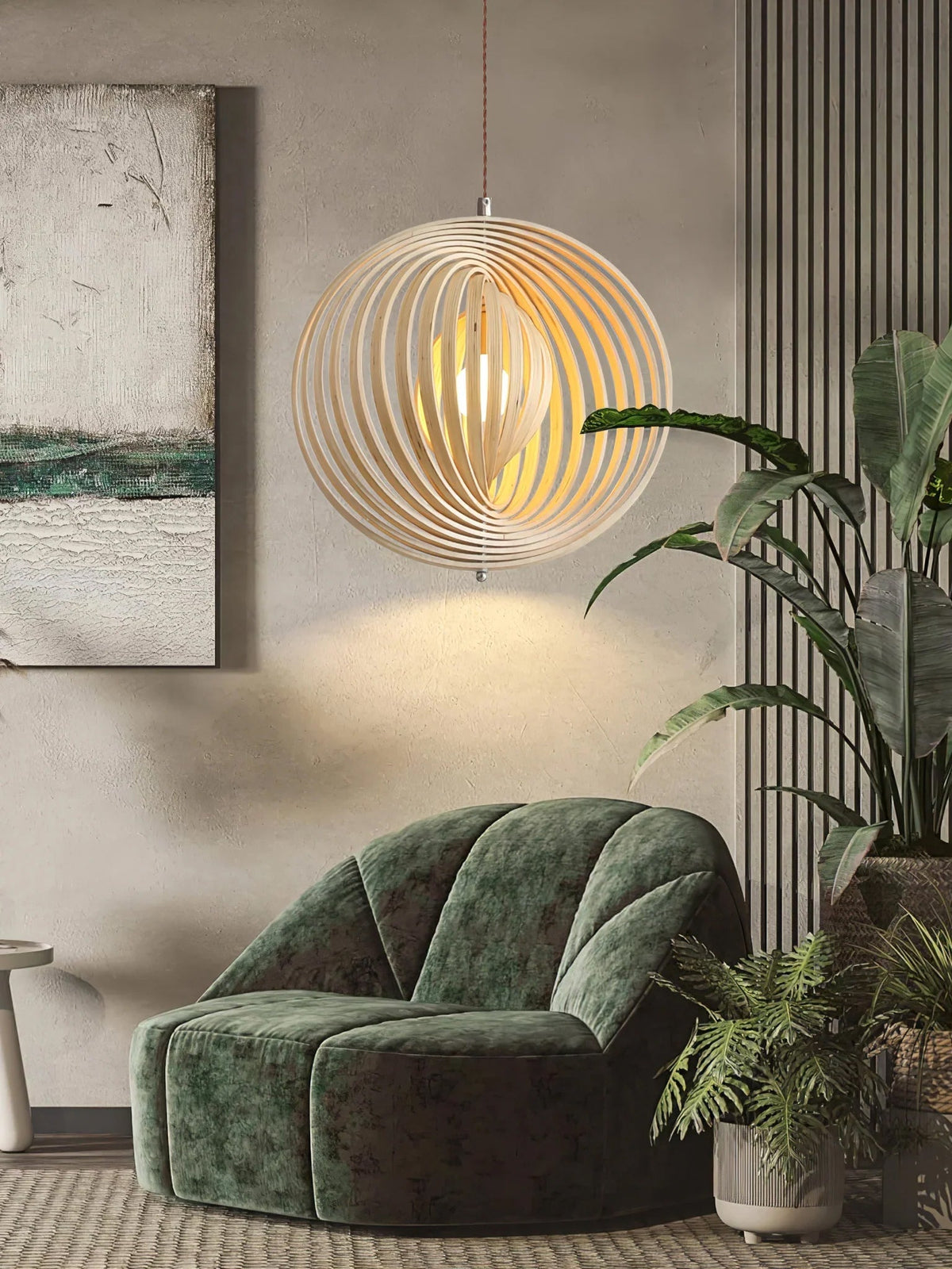 Lámpara colgante esfera de láminas de madera Aluma – junto a un sillón verde