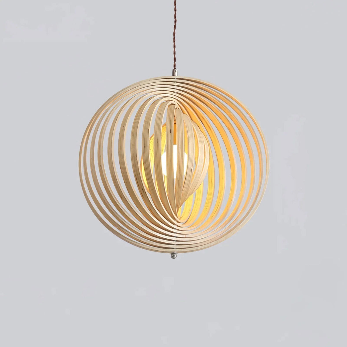 Lámpara colgante esfera de láminas de madera Aluma – encendida de cerca