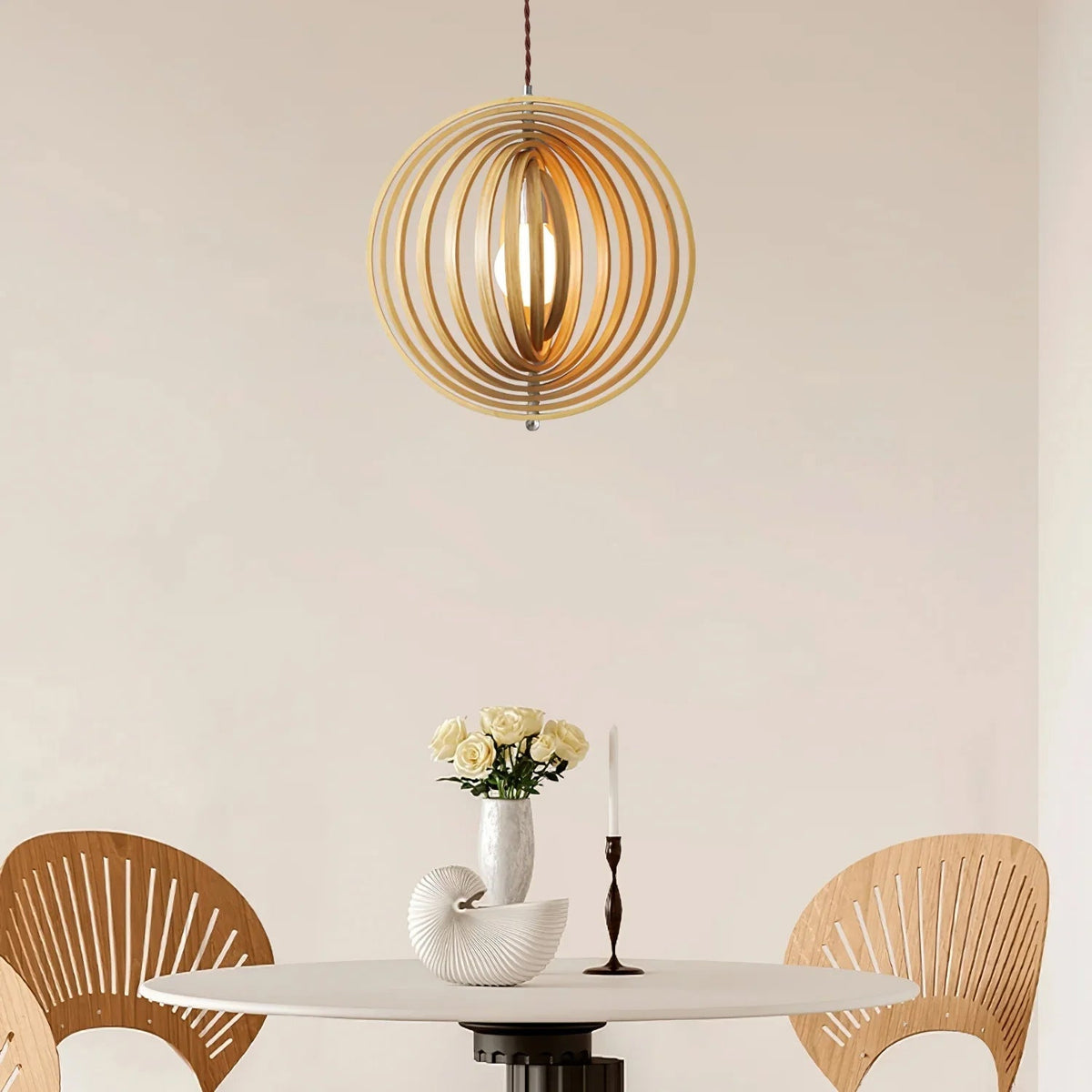 Lámpara colgante esfera de láminas de madera Aluma sobre una mesa de comedor – imagen 11