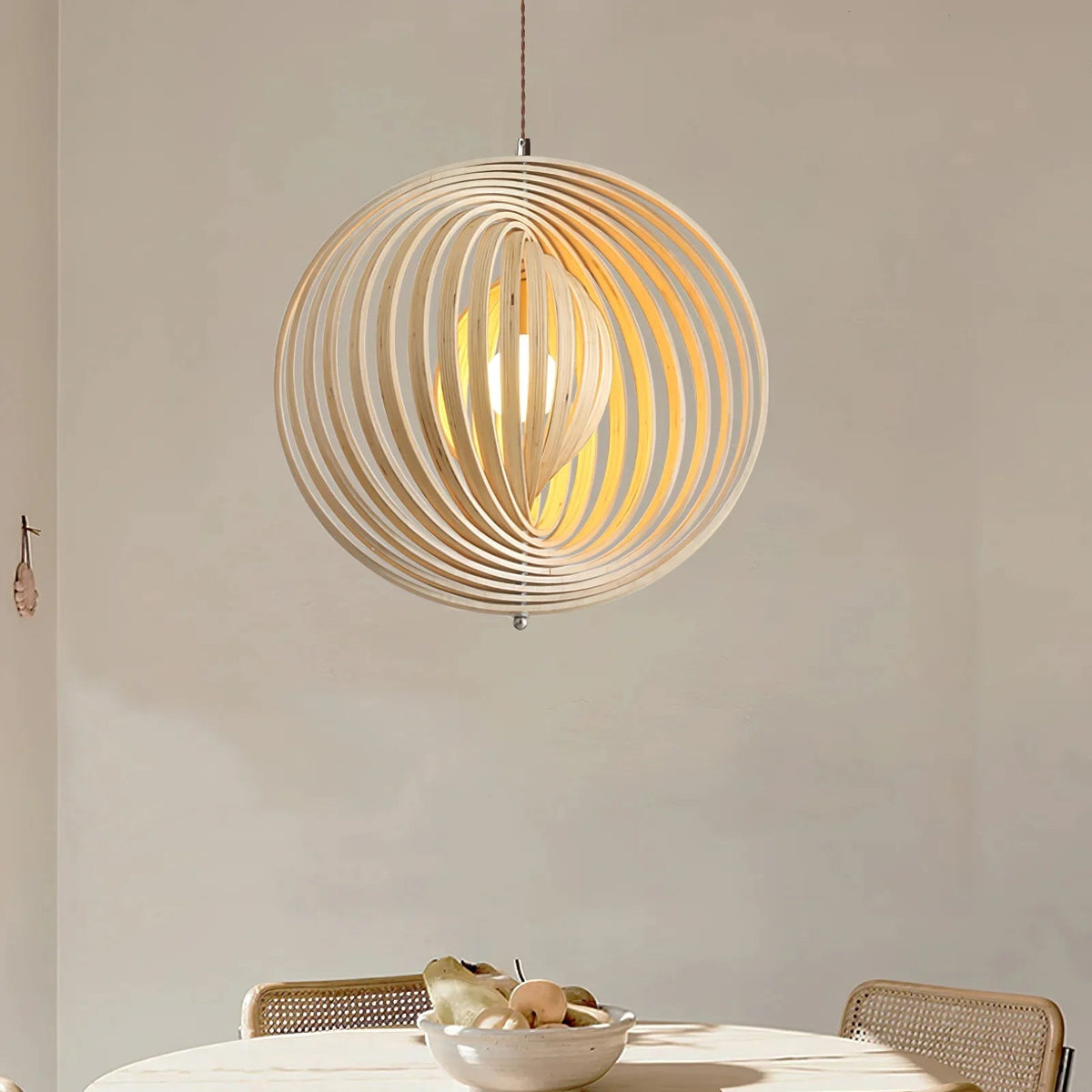 Lámpara colgante esfera de láminas de madera Aluma sobre una mesa de comedor – imagen 10