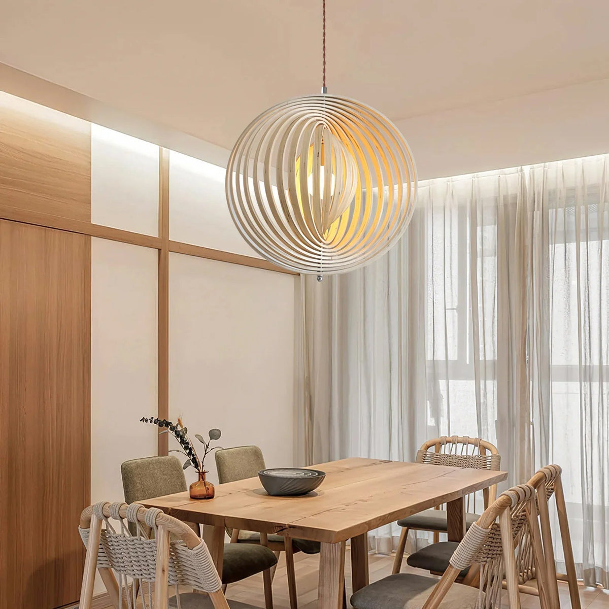 Lámpara colgante esfera de láminas de madera Aluma sobre una mesa de comedor – imagen 12