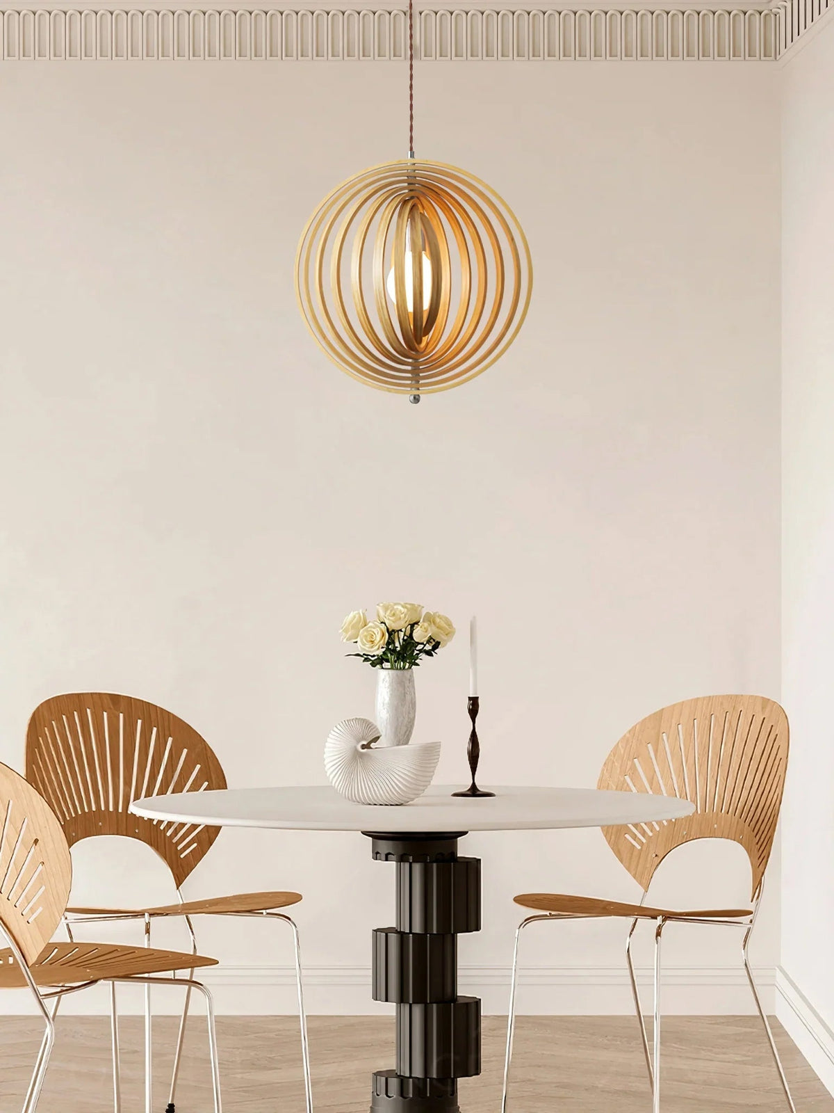Lámpara colgante esfera de láminas de madera Aluma sobre una mesa de comedor – imagen 6