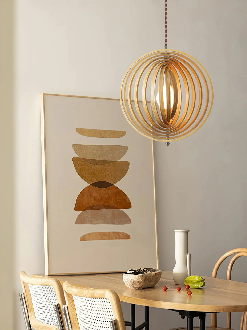 Lámpara colgante esfera de láminas de madera Aluma sobre una mesa de comedor – imagen 7