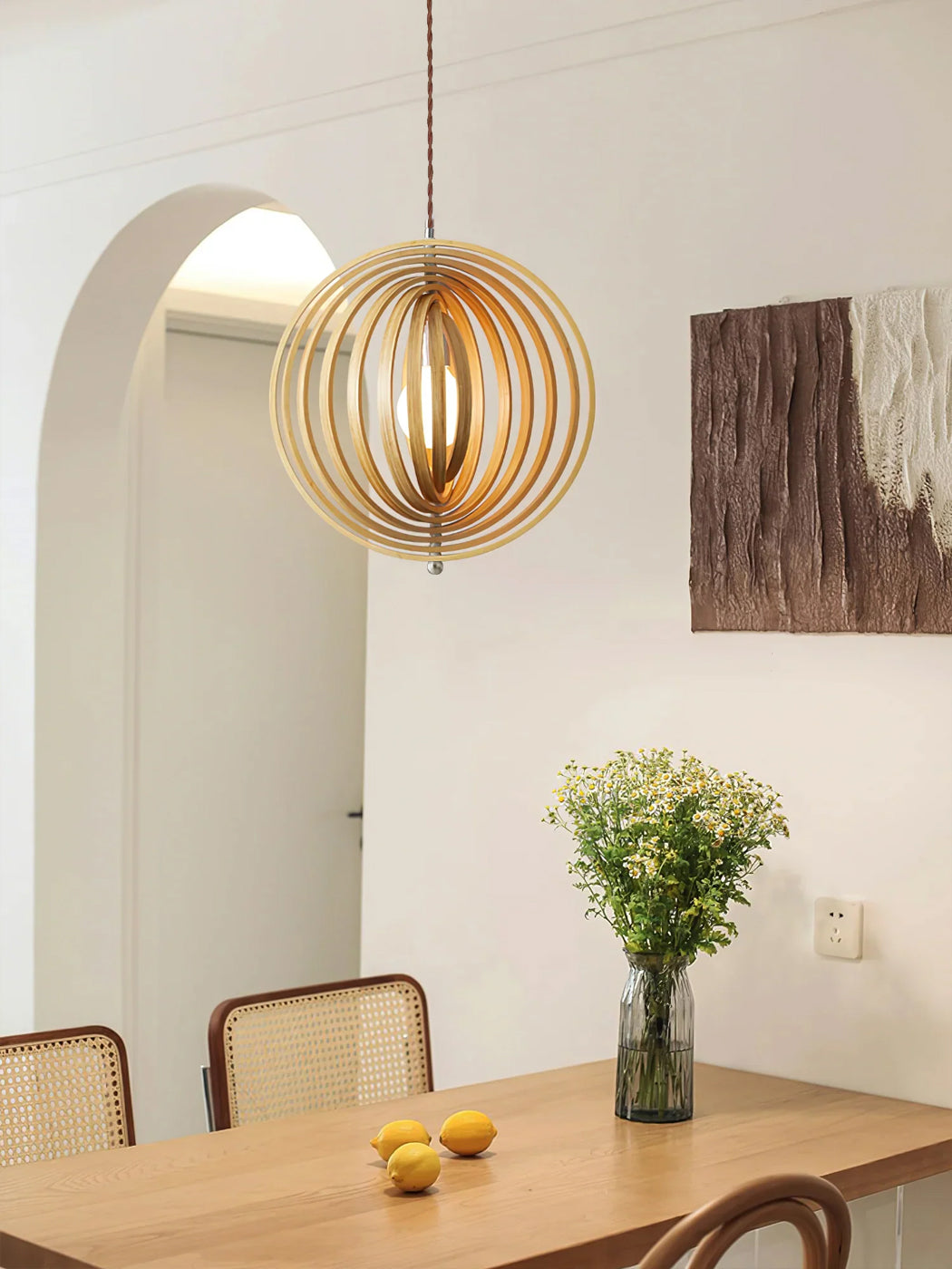 Lámpara colgante esfera de láminas de madera Aluma sobre una mesa de comedor – imagen 5