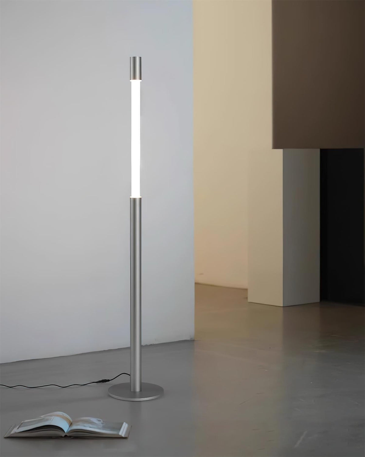 Lámpara de pie LED columna Tizona – plateada en un salón minimalista