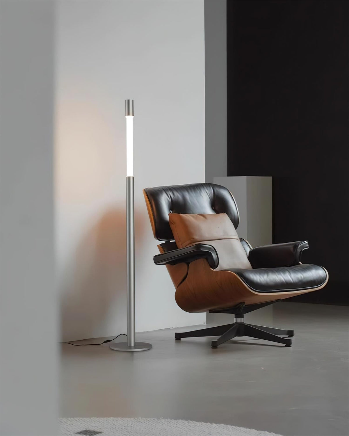 Lámpara de pie LED columna Tizona – plateada en un rincón